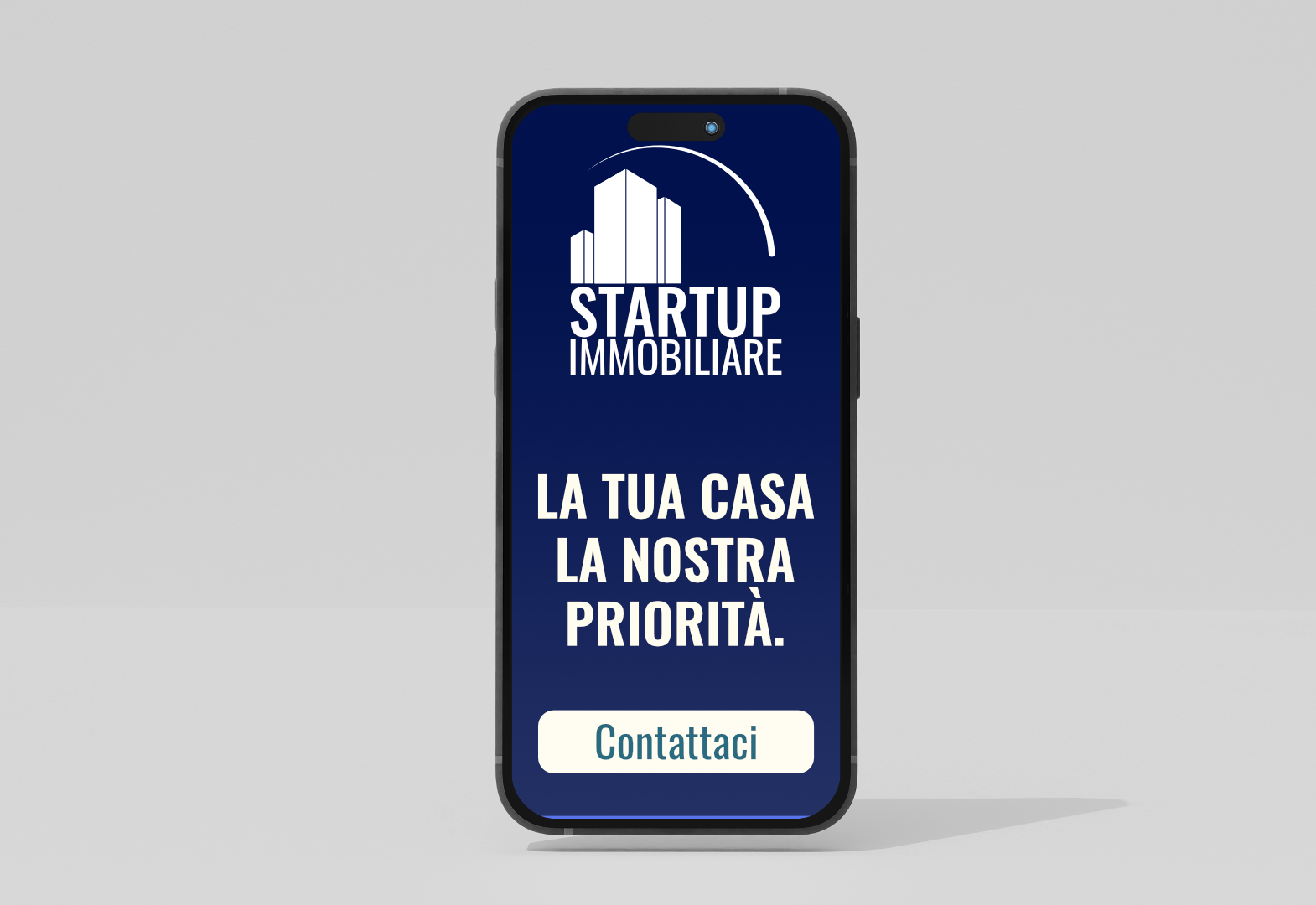 Immagine con un uno smartphone, sullo schermo il logo di startupimmobiliare in alto e la scritta la tua casa la nostra priorità con il bottone contattaci in basso